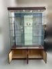 台北二手家具買賣 推薦 泰山宏品中古傢俱館 B90802 * 胡色玻璃展示櫃 * 全新庫存中古 書櫃 展示櫃 收納櫃