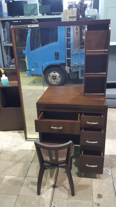樂居二手家具 B110305CIJJ 胡桃色梳妝台 化妝台 化妝桌 化妝鏡 臥室家具拍賣 床墊 衣櫃全新中古傢俱家電賣場