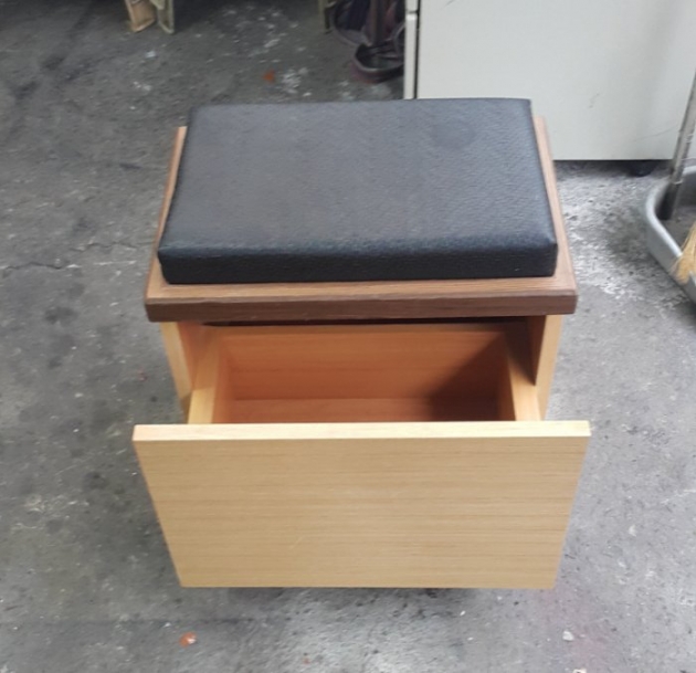 樂居二手家具 全新中古傢俱家電賣場 B0108CJ 抽屜式皮面化妝椅*鏡台椅 梳妝椅 美容椅 椅凳 2手各式桌椅出清拍賣