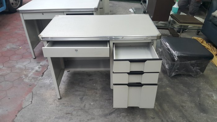 樂居二手家具 家電 全新中古家具賣場 CE1208AJE 四抽辦公桌*鐵桌 書桌 電腦桌 工作桌 2手辦公家具買賣